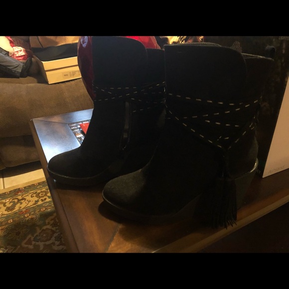 Boots and purses - Picture 2 of 8